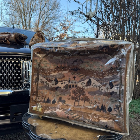 Vintage French Luggage Countryside with Unicorns Tapestry Travel Bag with cover - Picture 5 of 15